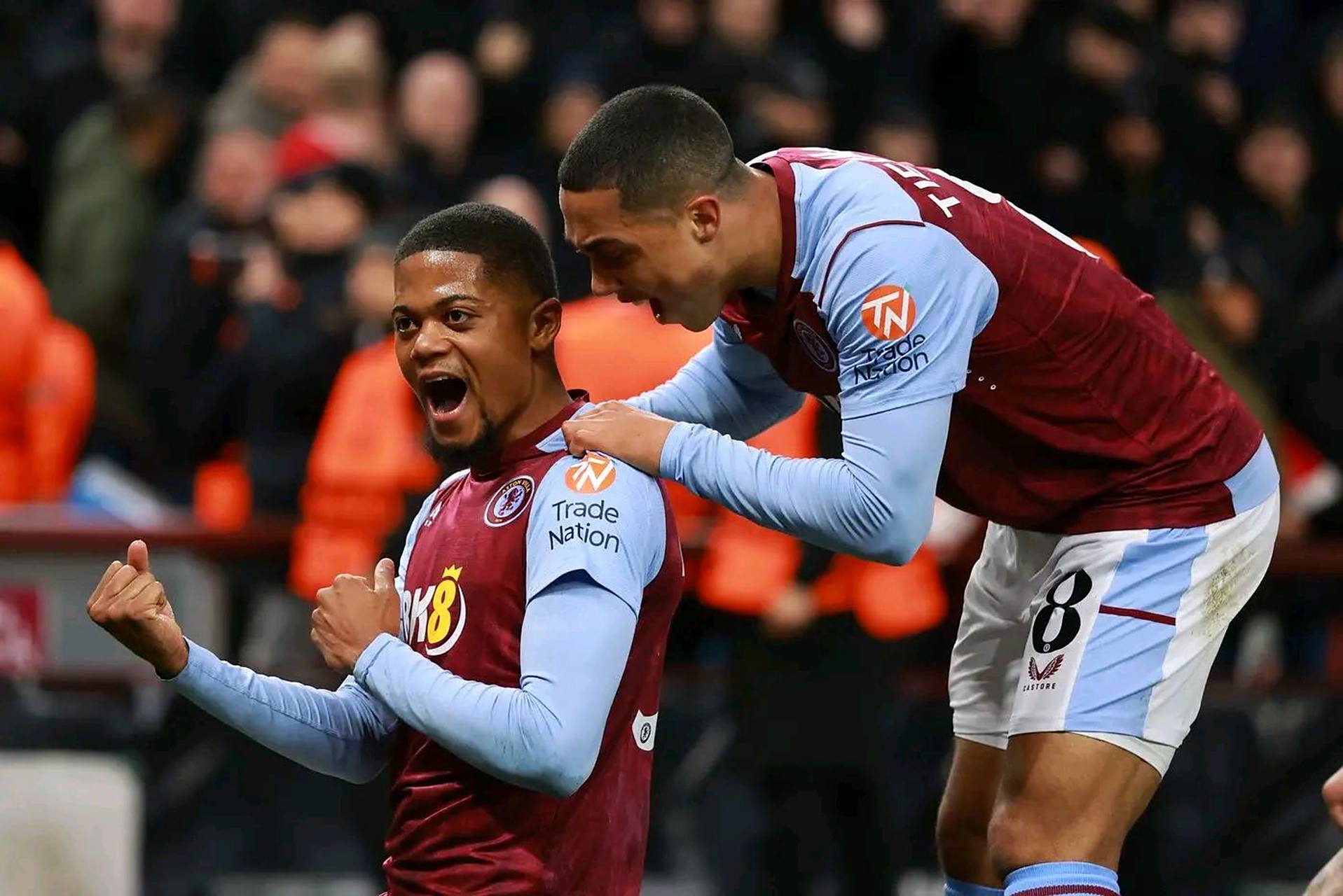 足球是朋友、梦想与人生的瞬间🔴⚫️⚽️（绿茵承载友谊与梦想，定格人生每一瞬🔴⚫️⚽️）