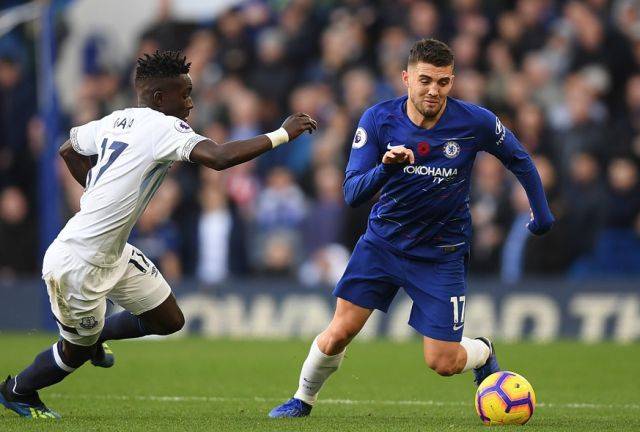 记者：阿隆索最近两天小范围会面球员，试图拉近彼此的距离（记者：阿隆索近两日小范围与球员交流，力求拉近关系）