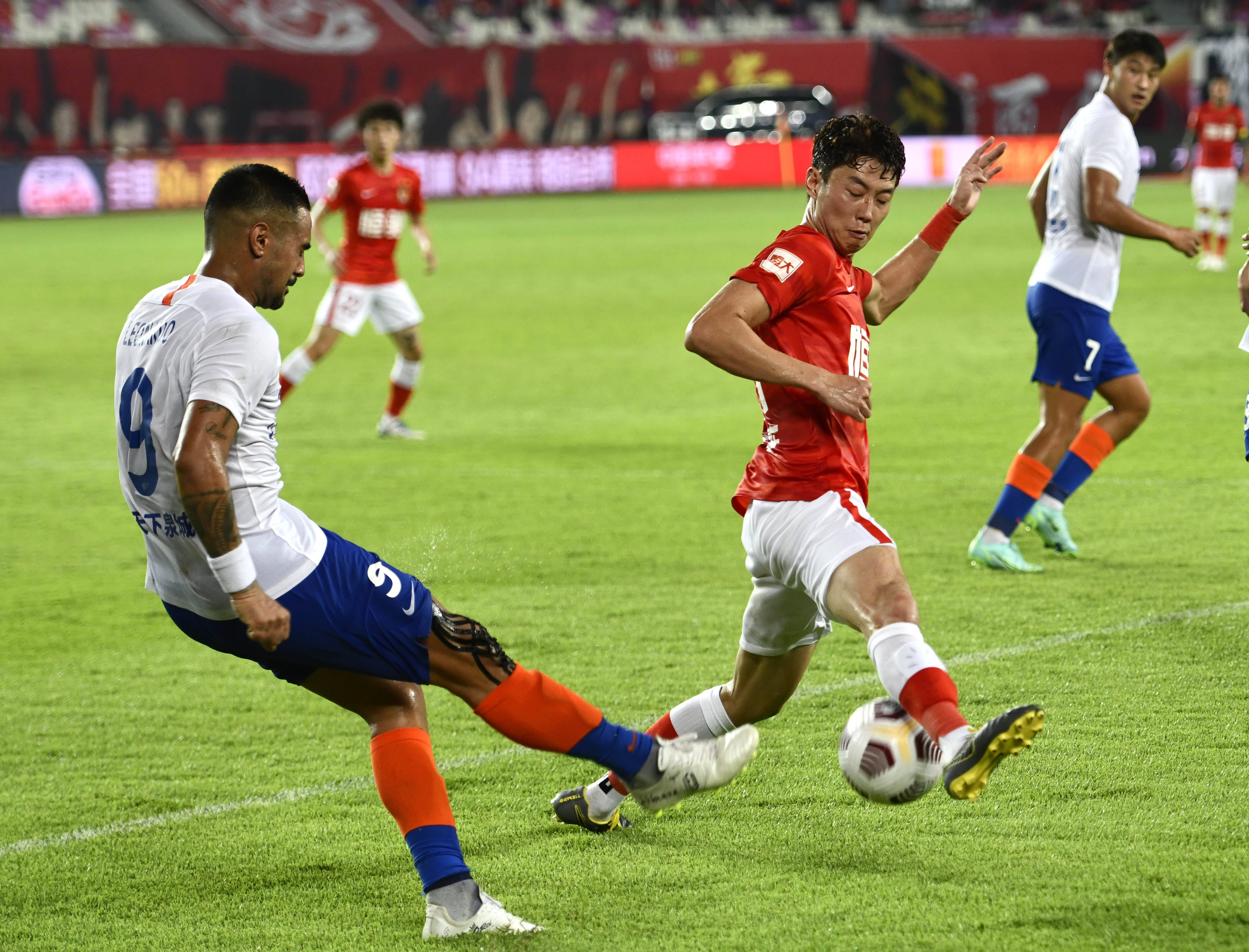 爱德华兹44分创赛季得分新高，单节19分+准绝平拯救球队